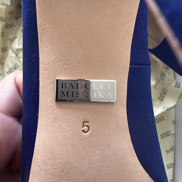 BADGLEY MISCHKA GORGEOUS Navy Heels - Picture 6 of 7